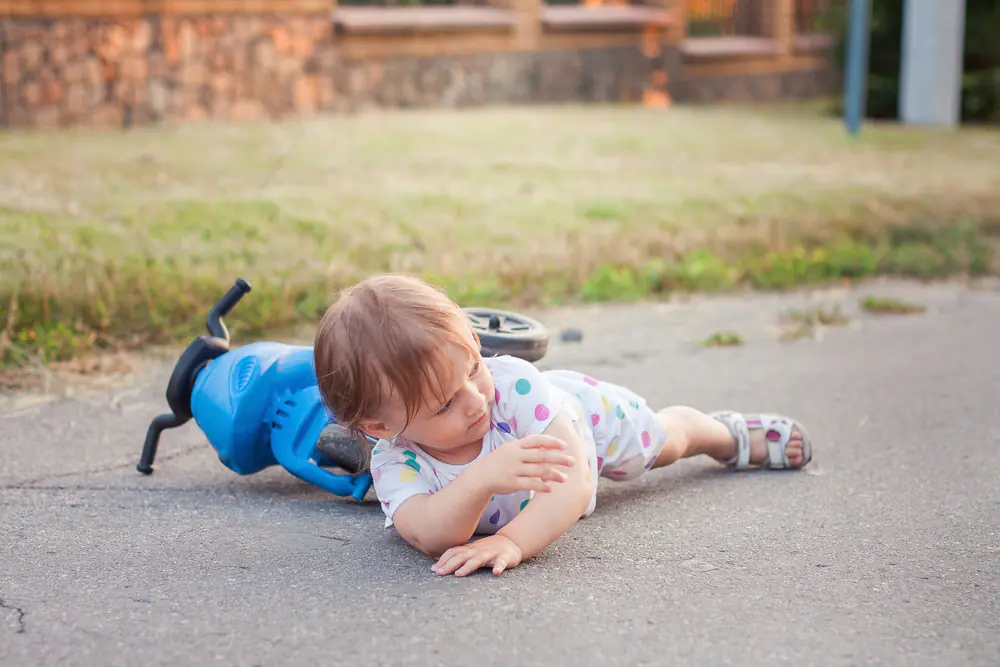 Как реагировать, когда малыш сильно ударился или получил травму?
