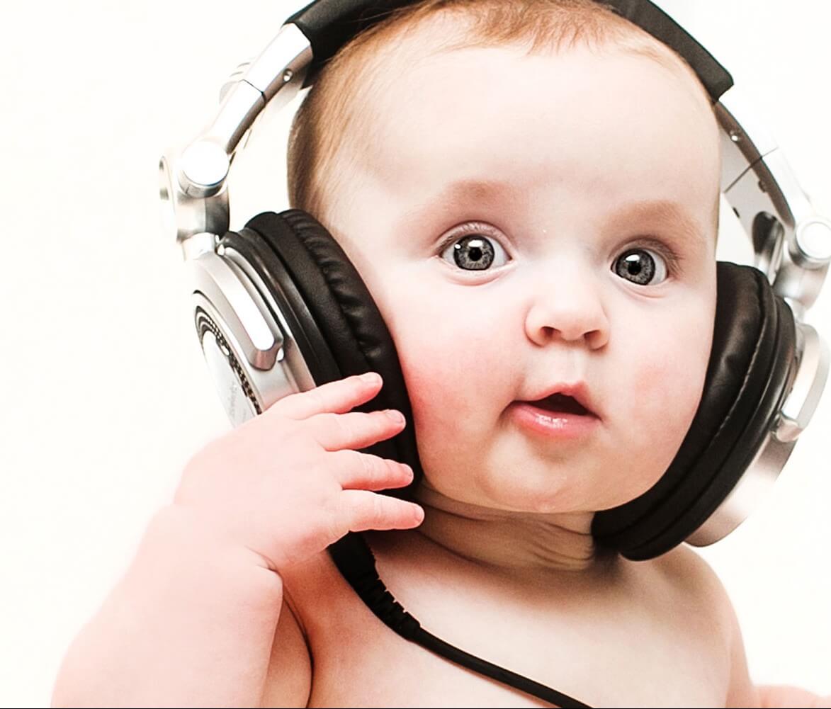 Cute-baby-with-bigg-headphones.jpg