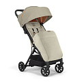 Детская прогулочная коляска Inglesina QUID 2022 с накидкой для ног на черной раме (Camel Beige
						
					) — Фото