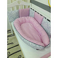 Гнёздышко для малыша  ByTwinz  "Babynest" (Дамаск Малина) — Фото