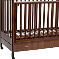 Детская кроватка Baby Luce Капитан 1.3 на колесах (Орех) — Фото
