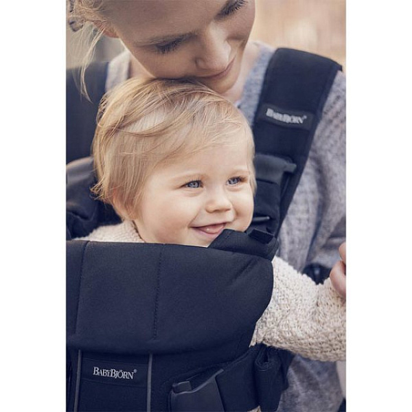 Многофункциональный рюкзак-кенгуру BabyBjorn One для ношения ребёнка на груди и на спине с нагрудником фото 1